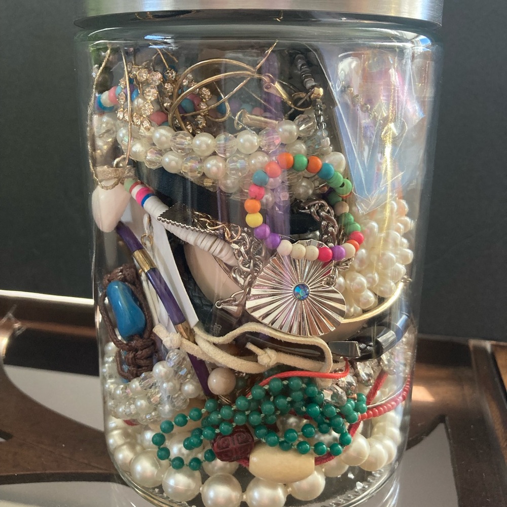 40 PCS. Assortd Mystery Jewelry Jar. Beads & Pearls. Beaded Bag Included. - Picture 9 of 13